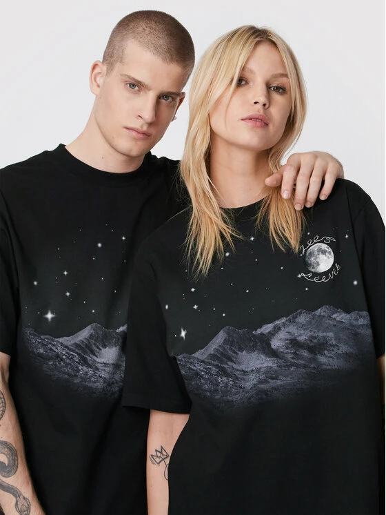 Εκπτωση 💯 Γυναίκες T-shirts T-Shirt Unisex 2005 X Leeves „Good Night” Μαύρο Relaxed Fit ❤️ 6 Εκπτωση 💯 Γυναίκες T-shirts T-Shirt Unisex 2005 X Leeves „Good Night” Μαύρο Relaxed Fit ❤️ - Image 4